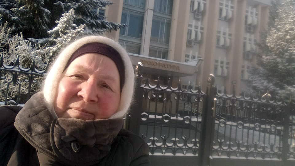 Фаузия Байрамова у здания Прокуратуры