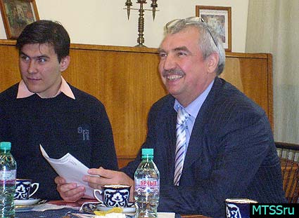 С.Абкадыров - справа