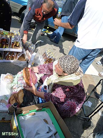 Базар у мечети 20.09.2011